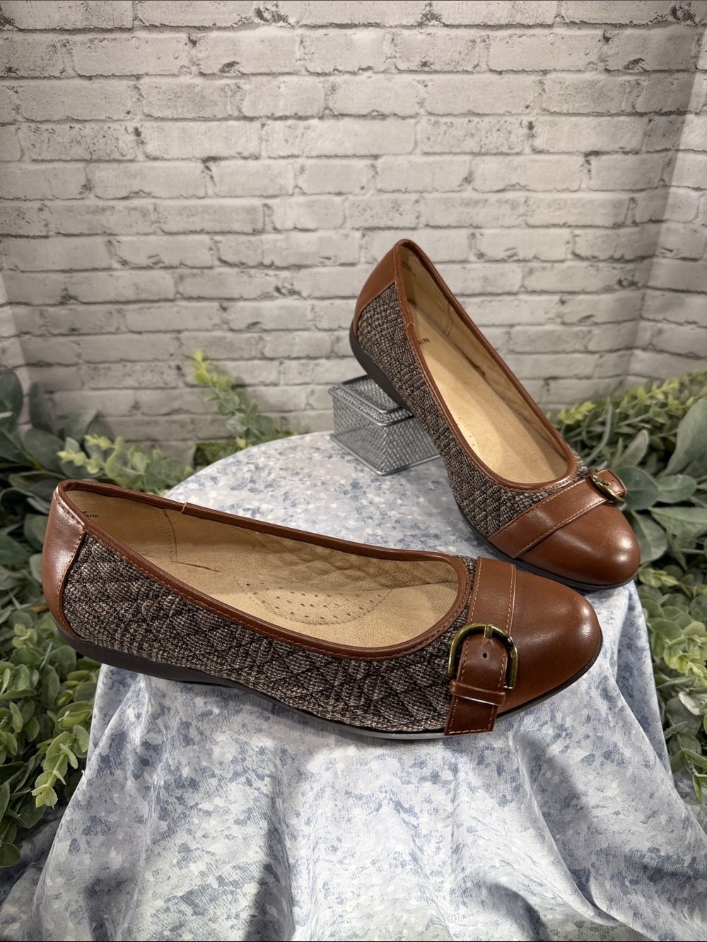 WHITE MOUNTAIN “Cadence” Brown Round-Toe Quilted Buckle Fashion Flats 🤎 WMS 9M